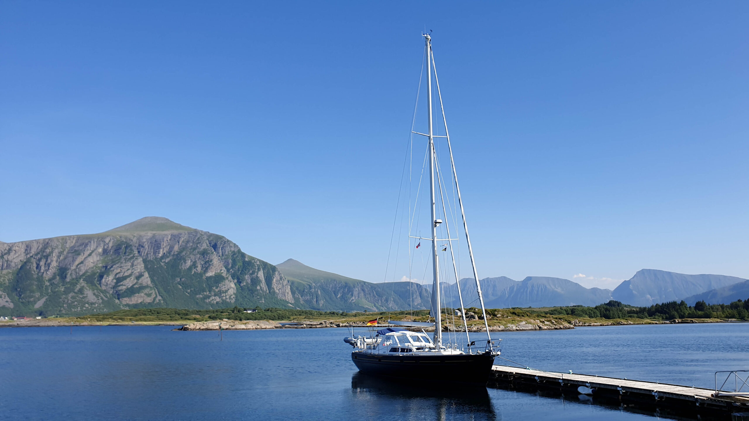 Anori on the wobbly pier of the Hustadvika Havhotel