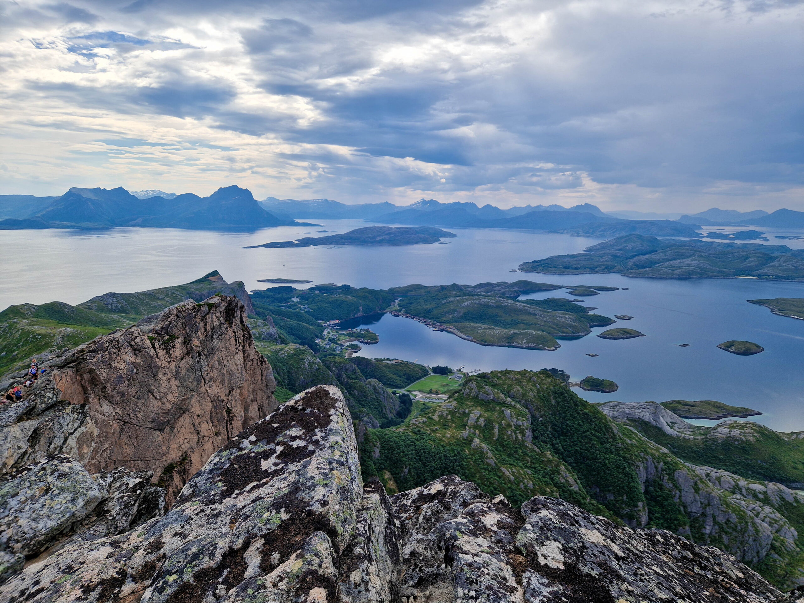 Auf dem Gipfel öffnet sich ein spektakuläres Panorama
