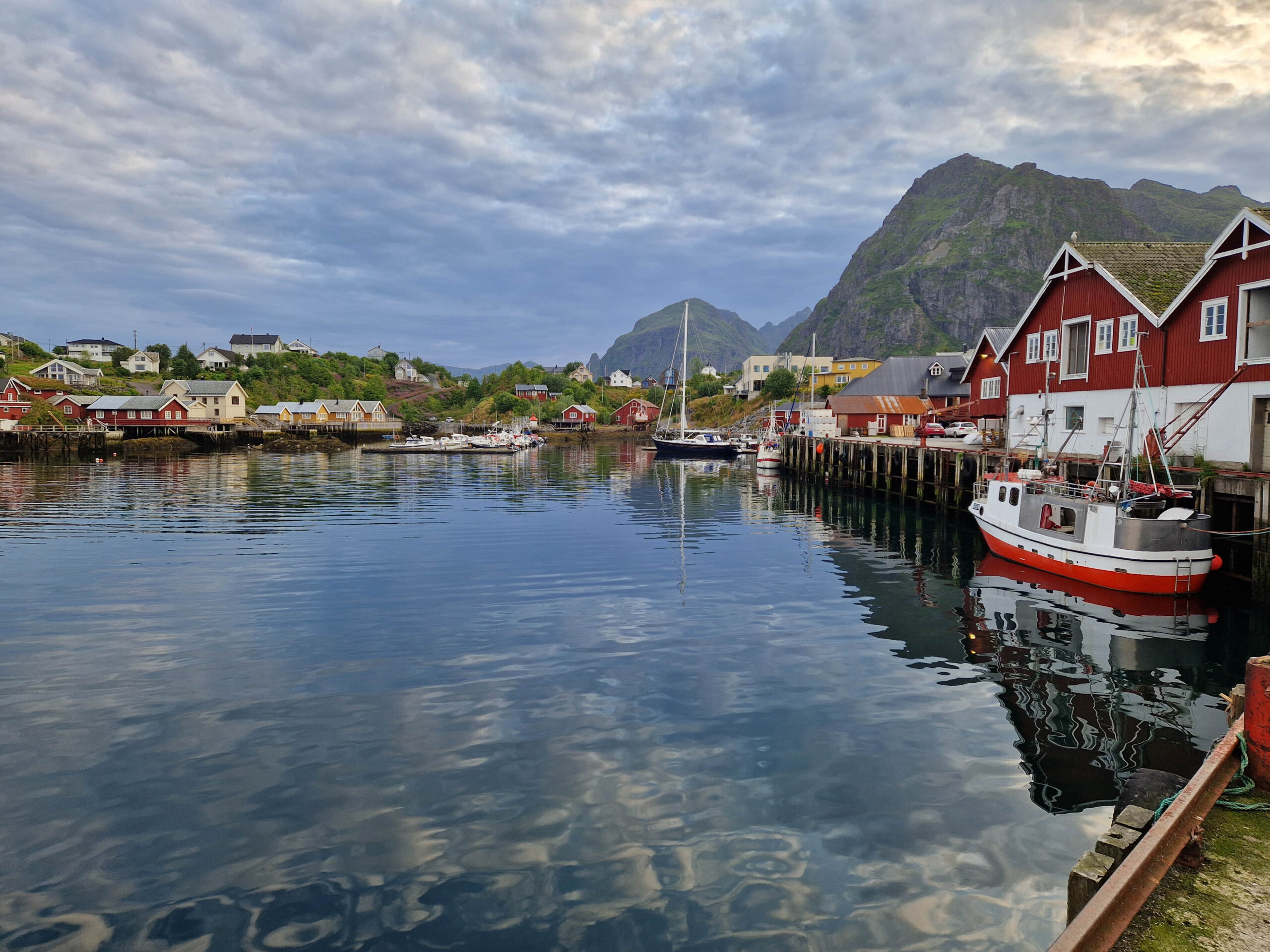 Friedlicher Hafen von Sørvågen
