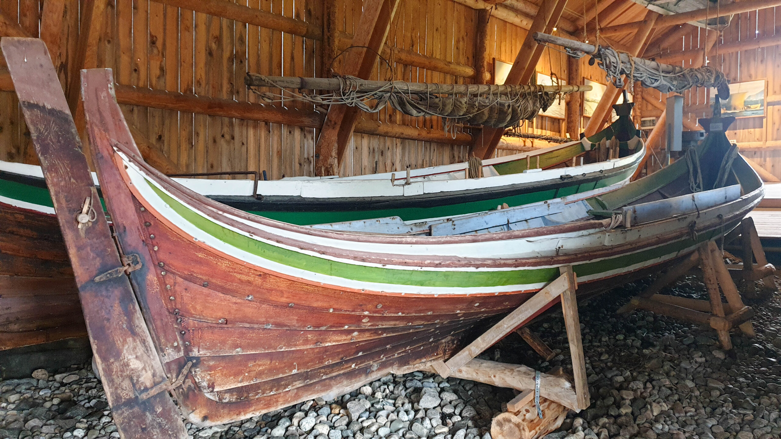Urtümliche aber seetüchtige Boote