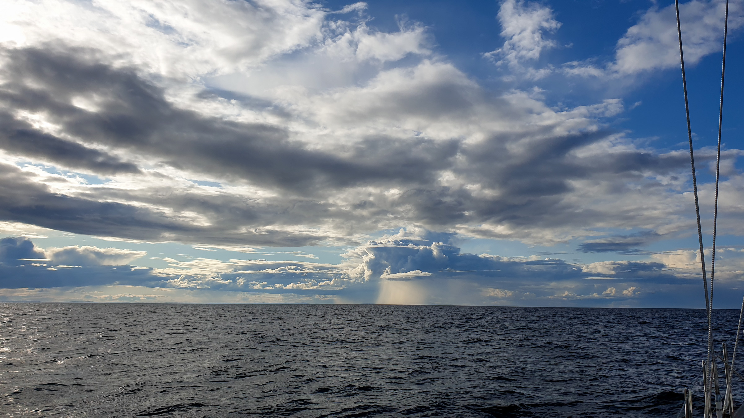 Wolkenspiel während der Überfahrt
