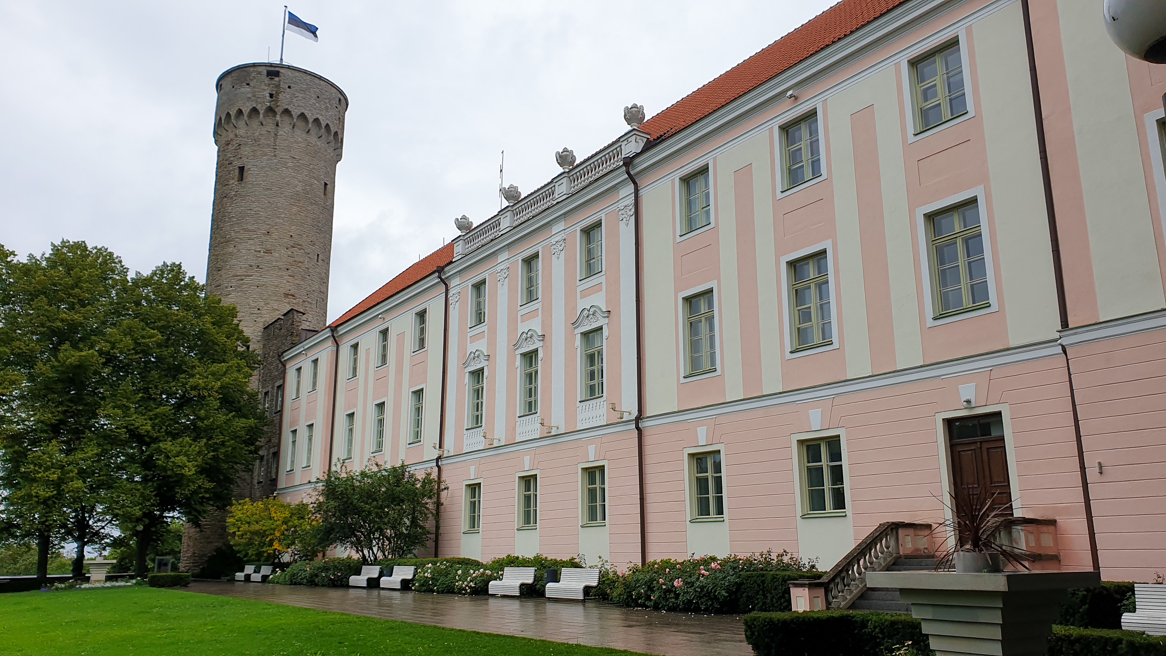 Am Parlament von Tallinn