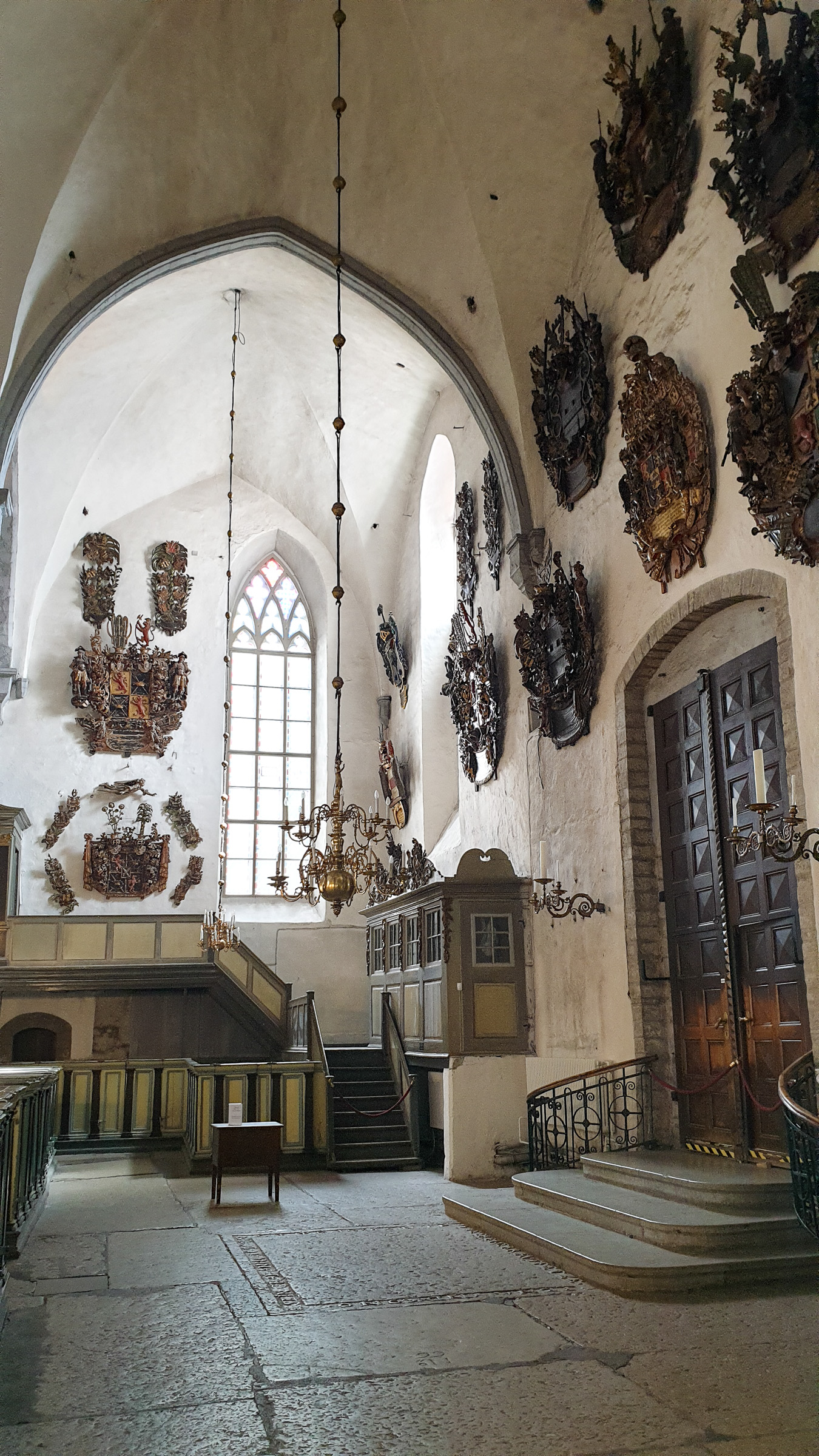 Im Inneren des Doms finden sich viele Wappen des deutschen Bunds