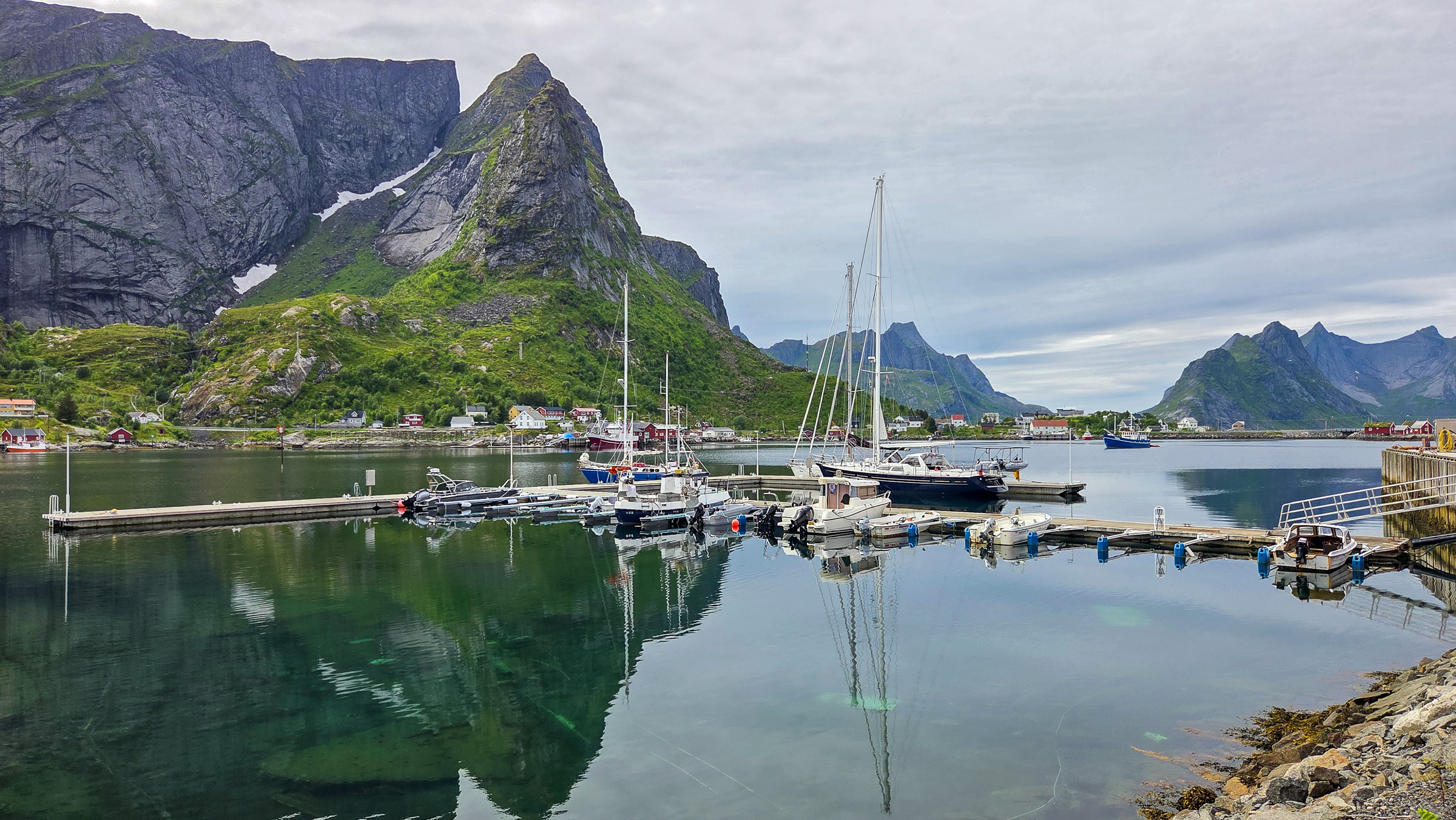 Anori in the picturesque harbour of Reine