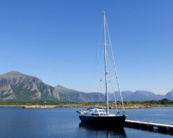 Anori am wackeligen Steg des Hustadvika Havhotel