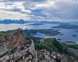 Auf dem Gipfel öffnet sich ein spektakuläres Panorama