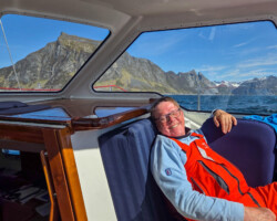 Fauler Skipper vor der Kulisse von West-Senja