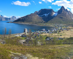 Mefjordvær liegt idyllisch eingebettet in die Bergwelt