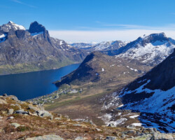 Fjordgård wird von großartigen Bergen eingerahmt