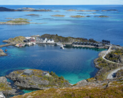 Blick auf das Resort und den Hafen von Hamn i Senja