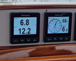 High speed in the Rystraumen – 5.4 knots of favourable current pushing us along