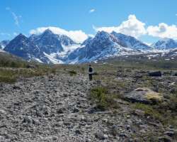 The hike leads through scree slopes in the riverbed