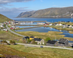 Wir steigen auf Richtung Kirkeporten und schauen auf Skarsvåg