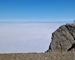 Blick aufs Meer mit Nebel
