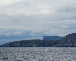 Das Felsplateau des Nordkaps, davor die eigentlich nördlichste Spitze Knivskjelodden