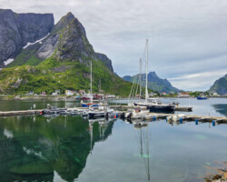 Anori im malerischen Hafen von Reine